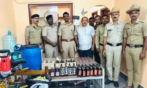 ಅಕ್ರಮ ಮದ್ಯ ತಯಾರಿಕೆ ಘಟಕಕ್ಕೆ ದಾಳಿ ಇಬ್ಬರ ಬಂಧನ