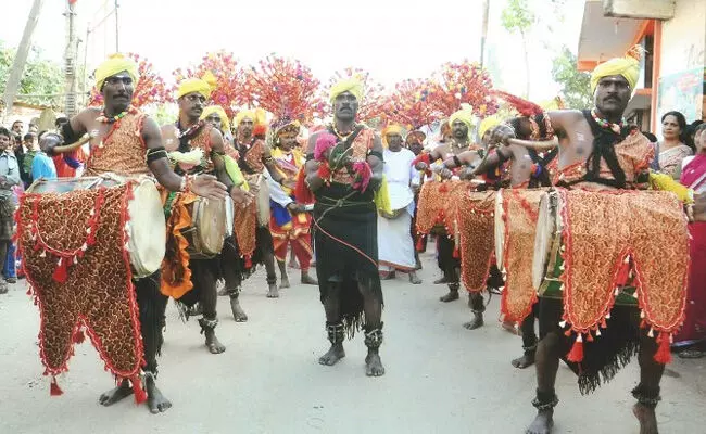 ‘ಡಿಜೆ ಬ್ಯಾನ್’ ತಮಟೆ, ಡೊಳ್ಳು ಸಹಿತ ಜಾನಪದ ಕಲಾವಿದರಿಗೆ ಹೆಚ್ಚಿದ ಬೇಡಿಕೆ ‘ಡಿಜೆ ಬ್ಯಾನ್’ ತಮಟೆ, ಡೊಳ್ಳು ಸಹಿತ ಜಾನಪದ ಕಲಾವಿದರಿಗೆ ಹೆಚ್ಚಿದ ಬೇಡಿಕೆ