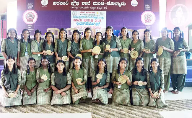ಶಾಲಾ ಮಕ್ಕಳಿಗೆ ಸಾಂಪ್ರದಾಯಿಕ ಬುಟ್ಟಿ ಹೆಣೆಯುವ ಕಾರ್ಯಾಗಾರ ಶಾಲಾ ಮಕ್ಕಳಿಗೆ ಸಾಂಪ್ರದಾಯಿಕ ಬುಟ್ಟಿ ಹೆಣೆಯುವ ಕಾರ್ಯಾಗಾರ