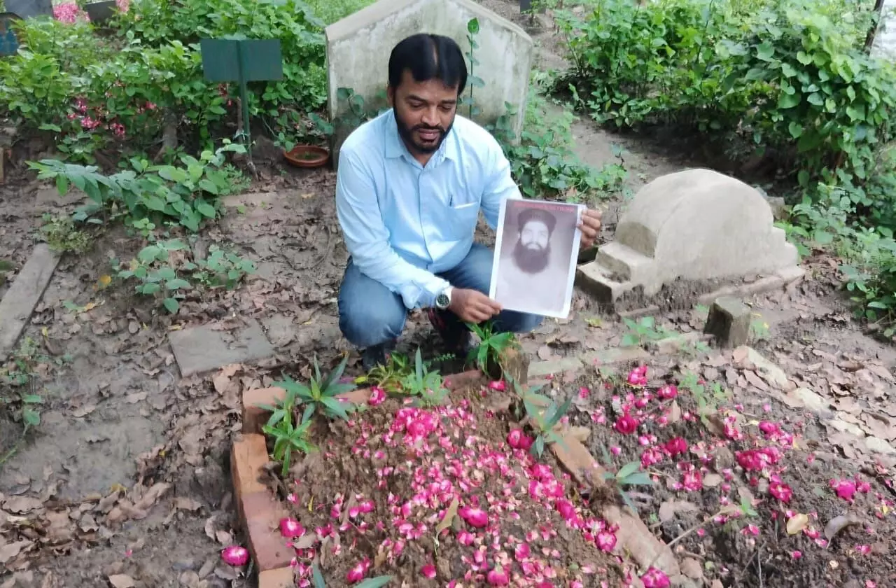 ಆರೋಪಿ ಮೃತಪಟ್ಟ ಬಳಿಕ ಖುಲಾಸೆ| 7/11ರ ಸ್ಫೋಟ ಪ್ರಕರಣದಲ್ಲಿ ತಪ್ಪಾಗಿ ಶಿಕ್ಷೆ ಅನುಭವಿಸಿದ ವ್ಯಕ್ತಿಯ ಸಮಾಧಿಯ ಎದುರು ಖುಲಾಸೆ ಆದೇಶವನ್ನು ಓದಿದ ಸಂಬಂಧಿಕರು