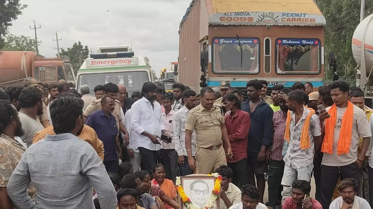 ರಾಯಚೂರು | ಹಾರುಬೂದಿ ಸಾಗಾಟದ ಟಿಪ್ಪರ್ ಢಿಕ್ಕಿ: ಬೈಕ್ ಸವಾರ ಮೃತ್ಯು