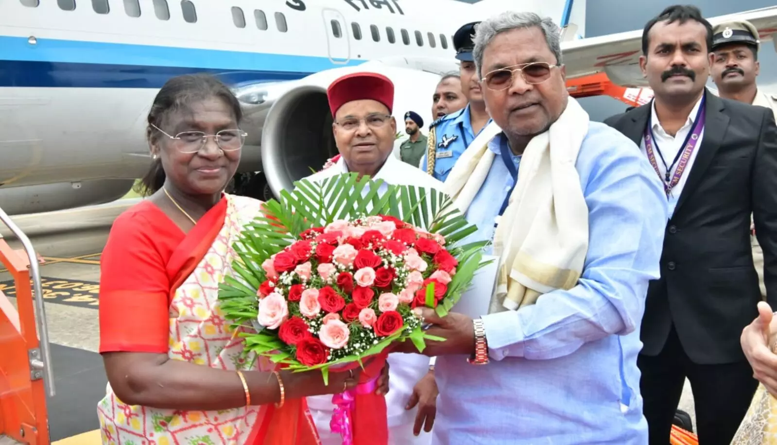 ಮೈಸೂರಿಗೆ ಆಗಮಿಸಿದ ರಾಷ್ಟ್ರಪತಿ ದ್ರೌಪದಿ ಮುರ್ಮು; ಆತ್ಮೀಯವಾಗಿ ಬರಮಾಡಿಕೊಂಡ ಸಿಎಂ ಮೈಸೂರಿಗೆ ಆಗಮಿಸಿದ ರಾಷ್ಟ್ರಪತಿ ದ್ರೌಪದಿ ಮುರ್ಮು; ಆತ್ಮೀಯವಾಗಿ ಬರಮಾಡಿಕೊಂಡ ಸಿಎಂ