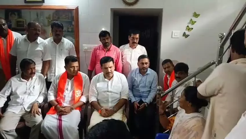 ಧರ್ಮಸ್ಥಳ| ಬಿಜೆಪಿ ರಾಜ್ಯಾಧ್ಯಕ್ಷ ವಿಜಯೇಂದ್ರ ನೇತೃತ್ವದಲ್ಲಿ ಸೌಜನ್ಯ ತಾಯಿ ಕುಸುಮಾವತಿ ಜೊತೆ ಮಾತುಕತೆ ಧರ್ಮಸ್ಥಳ| ಬಿಜೆಪಿ ರಾಜ್ಯಾಧ್ಯಕ್ಷ ವಿಜಯೇಂದ್ರ ನೇತೃತ್ವದಲ್ಲಿ ಸೌಜನ್ಯ ತಾಯಿ ಕುಸುಮಾವತಿ ಜೊತೆ ಮಾತುಕತೆ