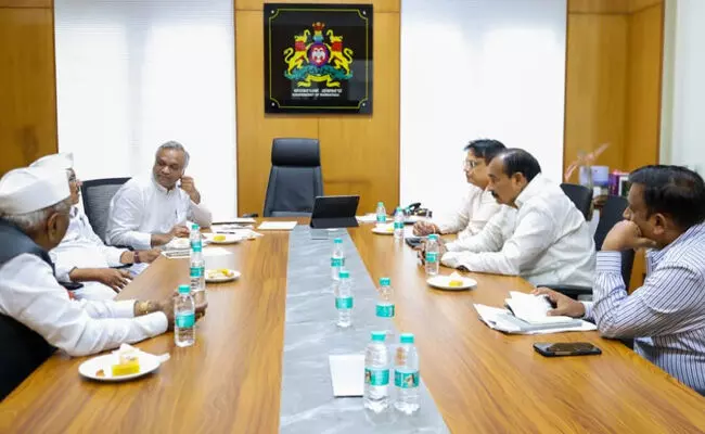 ಕಲಬುರಗಿ | ಬೆಳೆಹಾನಿ : ಲೋಕಸಭಾ ಸದಸ್ಯ, ಶಾಸಕರೊಂದಿಗೆ ಸಚಿವ ಪ್ರಿಯಾಂಕ್ ಖರ್ಗೆ ಚರ್ಚೆ ಕಲಬುರಗಿ | ಬೆಳೆಹಾನಿ : ಲೋಕಸಭಾ ಸದಸ್ಯ, ಶಾಸಕರೊಂದಿಗೆ ಸಚಿವ ಪ್ರಿಯಾಂಕ್ ಖರ್ಗೆ ಚರ್ಚೆ