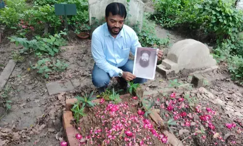 ಆರೋಪಿ ಮೃತಪಟ್ಟ ಬಳಿಕ ಖುಲಾಸೆ| 7/11ರ ಸ್ಫೋಟ ಪ್ರಕರಣದಲ್ಲಿ ತಪ್ಪಾಗಿ ಶಿಕ್ಷೆ ಅನುಭವಿಸಿದ ವ್ಯಕ್ತಿಯ ಸಮಾಧಿಯ ಎದುರು ಖುಲಾಸೆ ಆದೇಶವನ್ನು ಓದಿದ ಸಂಬಂಧಿಕರು