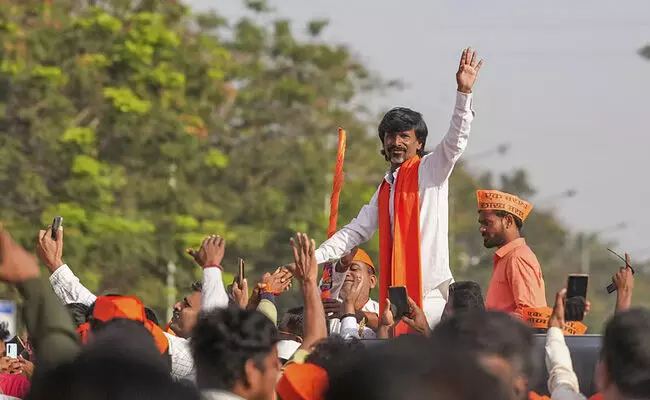 ಜರಾಂಗೆಯ ಬಹುತೇಕ ಬೇಡಿಕೆಗಳನ್ನು ಅಂಗೀಕರಿಸಿದ ಮಹಾರಾಷ್ಟ್ರ ಸರಕಾರ: ಬೆಂಬಲಿಗರ ಸಂಭ್ರಮಾಚರಣೆ