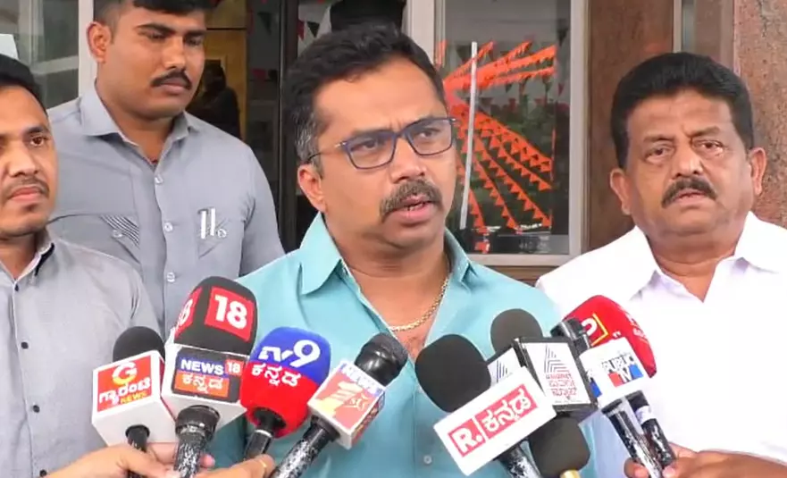 ನಾವು ಸಿದ್ದರಾಮಯ್ಯರ ಪರ ಇರುವುದರಿಂದಲೇ ಇಷ್ಟೆಲ್ಲ ಮಾಡುತ್ತಿದ್ದಾರೆ : ರಾಜೆಂದ್ರ ರಾಜಣ್ಣ ಆಕ್ರೋಶ ನಾವು ಸಿದ್ದರಾಮಯ್ಯರ ಪರ ಇರುವುದರಿಂದಲೇ ಇಷ್ಟೆಲ್ಲ ಮಾಡುತ್ತಿದ್ದಾರೆ : ರಾಜೆಂದ್ರ ರಾಜಣ್ಣ ಆಕ್ರೋಶ