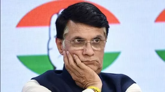 ದಿಲ್ಲಿಯ ಎರಡು ಕ್ಷೇತ್ರಗಳ ಮತದಾರ ಪಟ್ಟಿಯಲ್ಲಿ ಪವನ್ ಖೇರಾ ಹೆಸರು: ಚುನಾವಣಾ ಆಯೋಗದಿಂದ ನೋಟಿಸ್