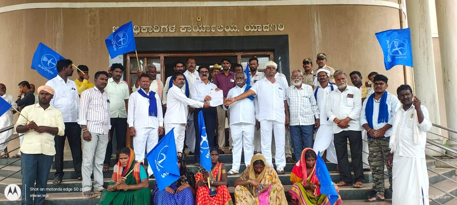 ಯಾದಗಿರಿ | ಕೊಂಗಂಡಿ ಗ್ರಾಮದಲ್ಲಿ ದಲಿತರ ಮೇಲೆ ದೌರ್ಜನ್ಯ ಆರೋಪ : ಕ್ರಮಕ್ಕೆ ಮನವಿ ಯಾದಗಿರಿ | ಕೊಂಗಂಡಿ ಗ್ರಾಮದಲ್ಲಿ ದಲಿತರ ಮೇಲೆ ದೌರ್ಜನ್ಯ ಆರೋಪ : ಕ್ರಮಕ್ಕೆ ಮನವಿ