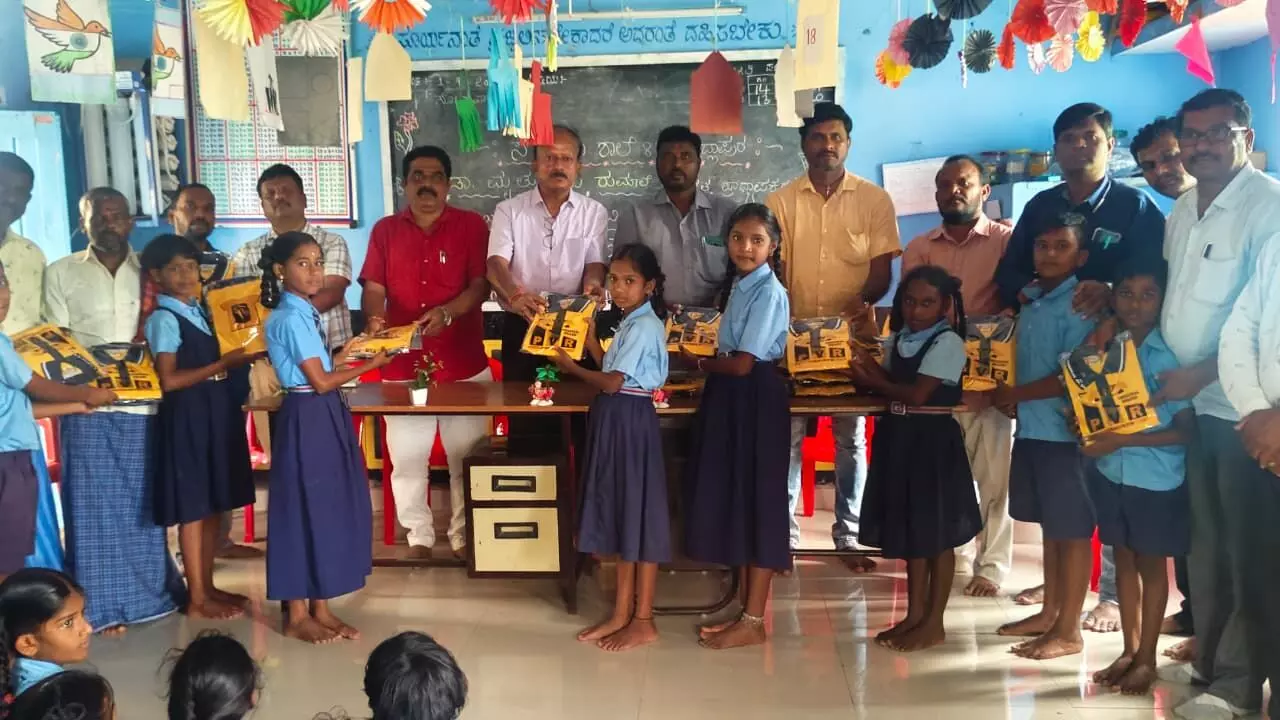 ವಿಜಯನಗರ: ಸರ್ಕಾರಿ ಶಾಲಾ ಮಕ್ಕಳಿಗೆ ದಾನಿಗಳಿಂದ ಸಮವಸ್ತ್ರ ಕೊಡುಗೆ