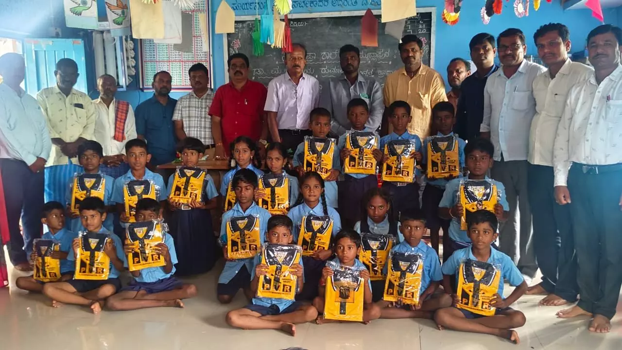 ವಿಜಯನಗರ: ಸರ್ಕಾರಿ ಶಾಲಾ ಮಕ್ಕಳಿಗೆ ದಾನಿಗಳಿಂದ ಸಮವಸ್ತ್ರ ಕೊಡುಗೆ
