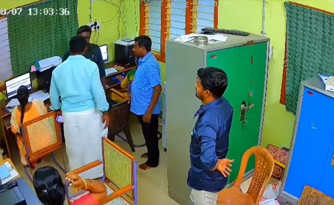 ತಮಿಳುನಾಡು | ಡಿಎಂಕೆ ಪುರಸಭಾ ಸದಸ್ಯೆಯ ಕಾಲಿಗೆ ಬಿದ್ದು ನಮಸ್ಕರಿಸಿದ ಮುನ್ಸಿಪಲ್ ಅಧಿಕಾರಿ!