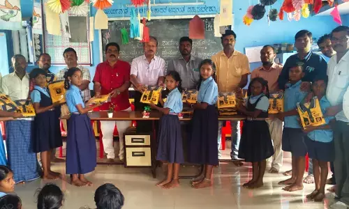 ವಿಜಯನಗರ: ಸರ್ಕಾರಿ ಶಾಲಾ ಮಕ್ಕಳಿಗೆ ದಾನಿಗಳಿಂದ ಸಮವಸ್ತ್ರ ಕೊಡುಗೆ