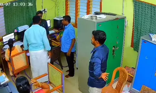 ತಮಿಳುನಾಡು | ಡಿಎಂಕೆ ಪುರಸಭಾ ಸದಸ್ಯೆಯ ಕಾಲಿಗೆ ಬಿದ್ದು ನಮಸ್ಕರಿಸಿದ ಮುನ್ಸಿಪಲ್ ಅಧಿಕಾರಿ!