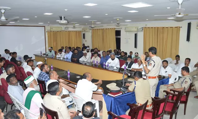 ರಾಯಚೂರು | ಶಾಂತಿ–ಸೌಹಾರ್ದತೆಯಿಂದ ಮೀಲಾದುನ್ನಬಿ ಹಬ್ಬ ಆಚರಿಸಿ : ಎಂ.ಪುಟ್ಟಮಾಯ್ಯ ರಾಯಚೂರು | ಶಾಂತಿ–ಸೌಹಾರ್ದತೆಯಿಂದ ಮೀಲಾದುನ್ನಬಿ ಹಬ್ಬ ಆಚರಿಸಿ : ಎಂ.ಪುಟ್ಟಮಾಯ್ಯ