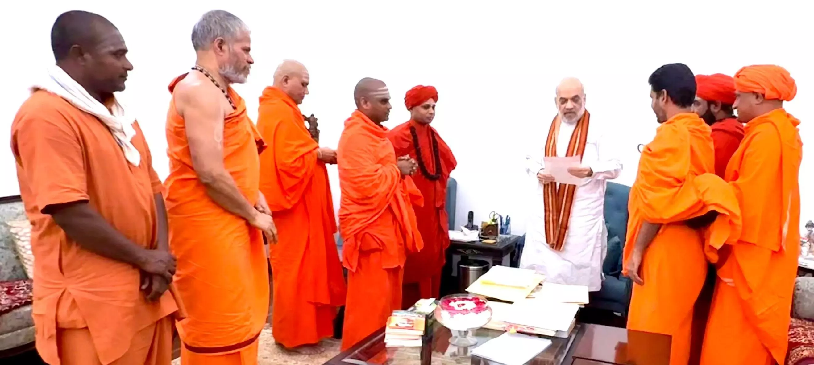 ಸಂತರ ಮೇಲಿನ ದೌರ್ಜನ್ಯ ತಡೆಗೆ ಕಾನೂನು ರಚಿಸಿ: ಅಮಿತ್ ಶಾಗೆ ಸ್ವಾಮೀಜಿಗಳ ನಿಯೋಗ ಮನವಿ ಸಂತರ ಮೇಲಿನ ದೌರ್ಜನ್ಯ ತಡೆಗೆ ಕಾನೂನು ರಚಿಸಿ: ಅಮಿತ್ ಶಾಗೆ ಸ್ವಾಮೀಜಿಗಳ ನಿಯೋಗ ಮನವಿ