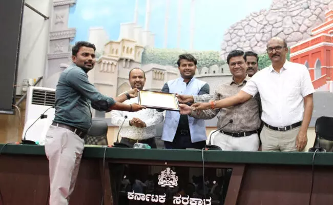 ರಾಯಚೂರು | ಕಾರ್ಯಕ್ಷಮತೆ ಆಧರಿಸಿ ಪಿಡಿಒಗಳಿಗೆ ಪ್ರಶಂಶನೀಯ ಪತ್ರ: ಈಶ್ವರ್ ಕುಮಾರ್ ಕಾಂದೂ ರಾಯಚೂರು | ಕಾರ್ಯಕ್ಷಮತೆ ಆಧರಿಸಿ ಪಿಡಿಒಗಳಿಗೆ ಪ್ರಶಂಶನೀಯ ಪತ್ರ: ಈಶ್ವರ್ ಕುಮಾರ್ ಕಾಂದೂ