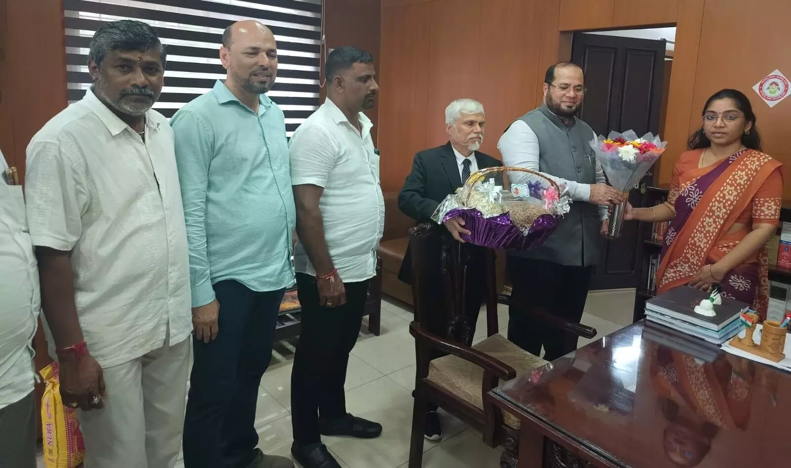 ಭಟ್ಕಳದಲ್ಲಿ ಸಮಸ್ಯೆ ಪರಿಹಾರಕ್ಕೆ ಜಿಲ್ಲಾಧಿಕಾರಿ, ಎಸ್ಪಿಯನ್ನು ಭೇಟಿಯಾದ ಅನಿವಾಸಿ ಭಾರತೀಯರ ನಿಯೋಗ ಭಟ್ಕಳದಲ್ಲಿ ಸಮಸ್ಯೆ ಪರಿಹಾರಕ್ಕೆ ಜಿಲ್ಲಾಧಿಕಾರಿ, ಎಸ್ಪಿಯನ್ನು ಭೇಟಿಯಾದ ಅನಿವಾಸಿ ಭಾರತೀಯರ ನಿಯೋಗ