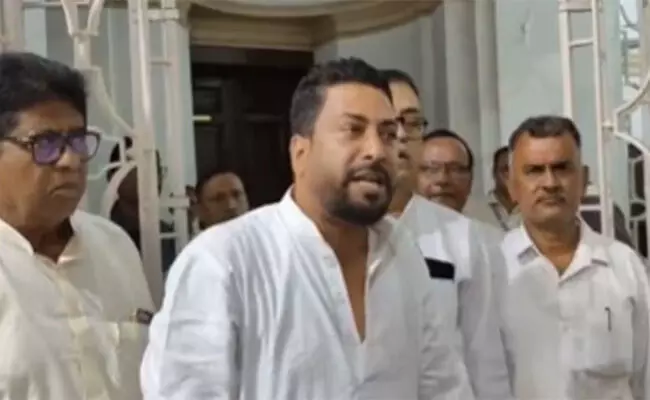 ಪಶ್ಚಿಮ ಬಂಗಾಳ: ಬಿಜೆಪಿ ಸಚೇತಕನನ್ನು ಹೊರದಬ್ಬಿದ ಮಾರ್ಶಲ್‌ ಗಳು