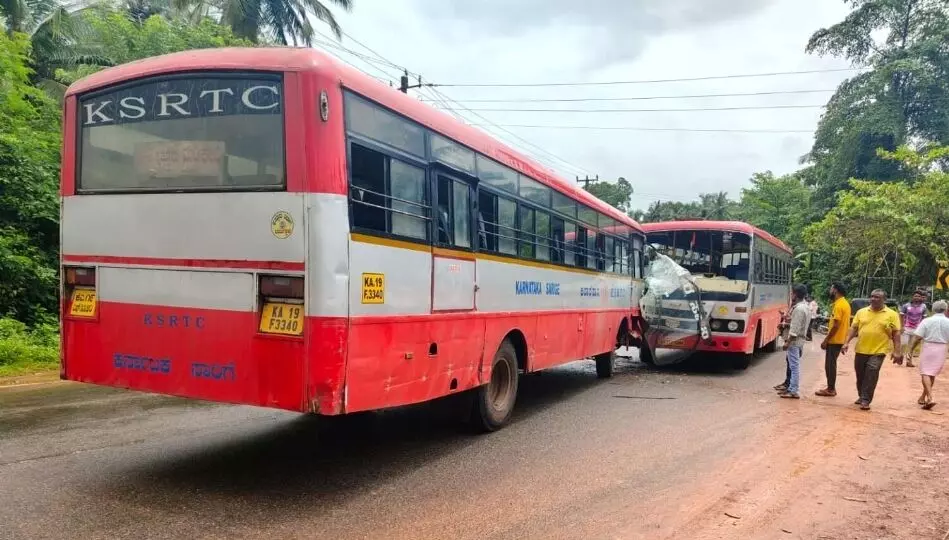 ಸುಳ್ಯ: ಸರಕಾರಿ ಬಸ್ಗಳ ಮಧ್ಯೆ ಅಪಘಾತ: 20ಕ್ಕೂ ಅಧಿಕ ಮಂದಿ ಪ್ರಯಾಣಿಕರಿಗೆ ಗಾಯ ಸುಳ್ಯ: ಸರಕಾರಿ ಬಸ್ಗಳ ಮಧ್ಯೆ ಅಪಘಾತ: 20ಕ್ಕೂ ಅಧಿಕ ಮಂದಿ ಪ್ರಯಾಣಿಕರಿಗೆ ಗಾಯ