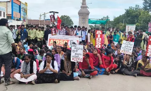ಕೊಪ್ಪಳ | ಅತಿಥಿ ಉಪನ್ಯಾಸಕರಿಲ್ಲದೇ ವಿದ್ಯಾರ್ಥಿಗಳಲ್ಲಿ ಶೈಕ್ಷಣಿಕ ಗೊಂದಲ : ಎಐಡಿಎಸ್ಓ ನೇತೃತ್ವದಲ್ಲಿ ವಿದ್ಯಾರ್ಥಿಗಳ ಪ್ರತಿಭಟನೆ