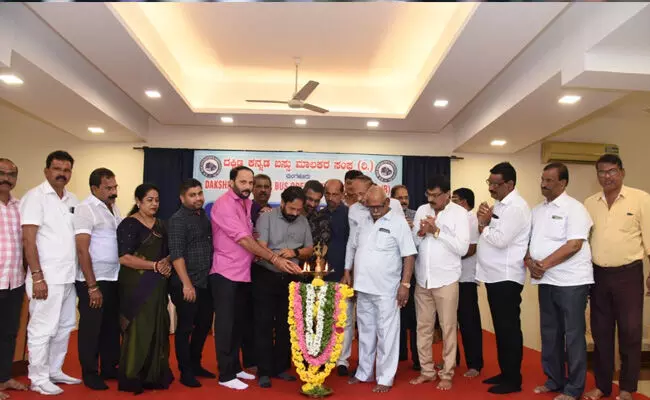 ವಿದ್ಯಾರ್ಥಿಗಳಿಗೆ ಖಾಸಗಿ ಬಸ್ಗಳಲ್ಲಿ ರಿಯಾಯಿತಿದರದ ಚಲೋ ಕಾರ್ಡ್ : ಅಝೀಝ್ ಪರ್ತಿಪ್ಪಾಡಿ ವಿದ್ಯಾರ್ಥಿಗಳಿಗೆ ಖಾಸಗಿ ಬಸ್ಗಳಲ್ಲಿ ರಿಯಾಯಿತಿದರದ ಚಲೋ ಕಾರ್ಡ್ : ಅಝೀಝ್ ಪರ್ತಿಪ್ಪಾಡಿ