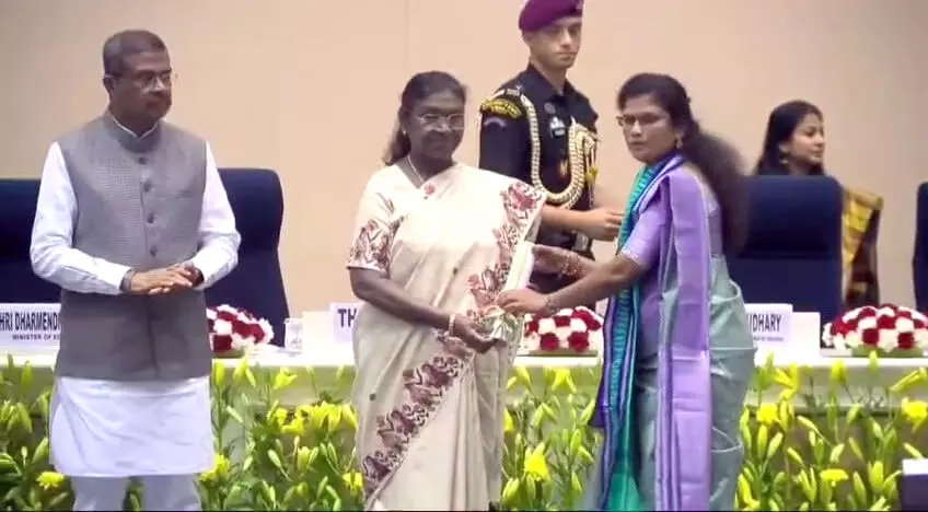 ಕಲಬುರಗಿ | ಡಾ.ಶ್ರೀದೇವಿ ಕಲ್ಯಾಣ್ ರಿಗೆ ರಾಷ್ಟ್ರಪತಿಯಿಂದ ರಾಷ್ಟ್ರೀಯ ಉತ್ತಮ ಶಿಕ್ಷಕಿ ಪ್ರಶಸ್ತಿ ಪ್ರದಾನ