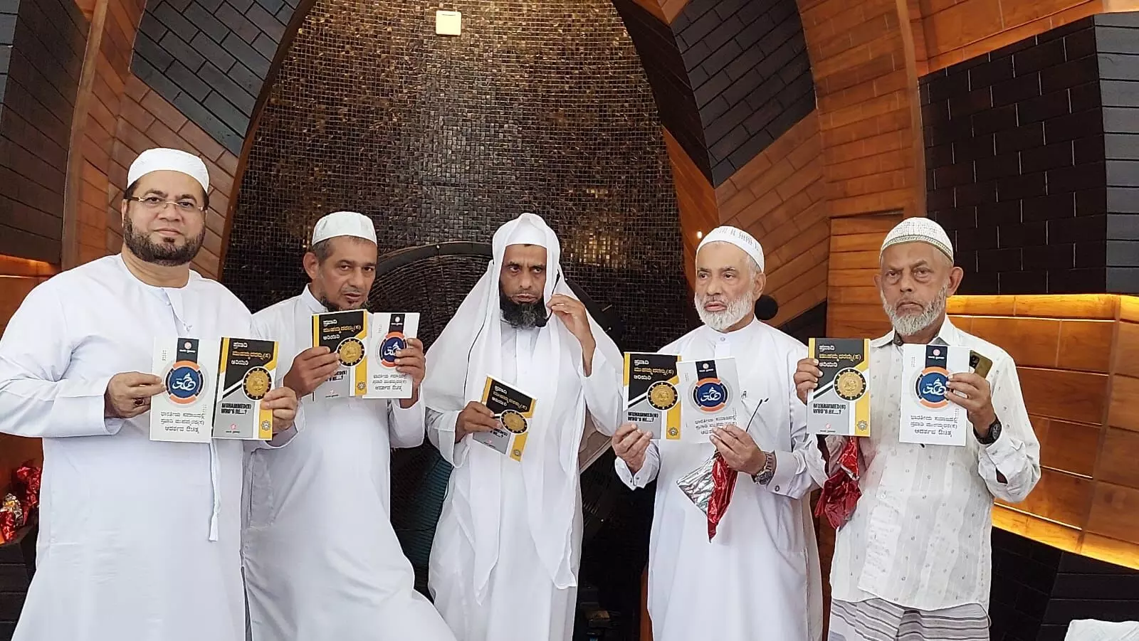 ಭಟ್ಕಳ: ಸೀರತ್ ಅಭಿಯಾನದ ಅಂಗವಾಗಿ “ಪ್ರವಾದಿಯನ್ನು ಅರಿಯಿರಿ” ಪುಸ್ತಕ ಬಿಡುಗಡೆ ಭಟ್ಕಳ: ಸೀರತ್ ಅಭಿಯಾನದ ಅಂಗವಾಗಿ “ಪ್ರವಾದಿಯನ್ನು ಅರಿಯಿರಿ” ಪುಸ್ತಕ ಬಿಡುಗಡೆ