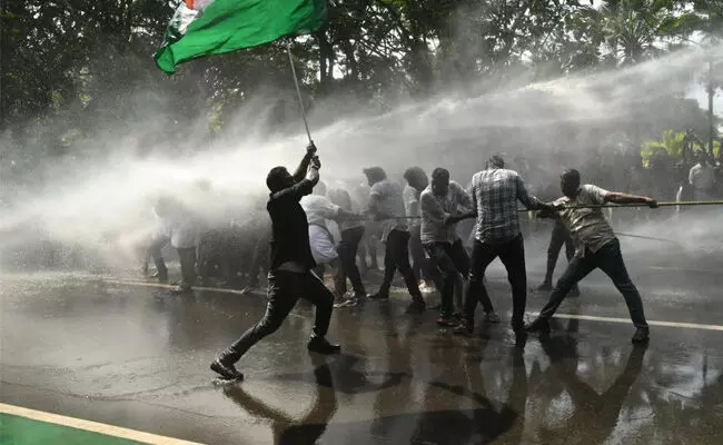 ಕೇರಳ | ಕಾಂಗ್ರೆಸ್ ಕಾರ್ಯಕರ್ತನಿಗೆ ಪೋಲಿಸರಿಂದ ಥಳಿತದ ವೀಡಿಯೊ ವೈರಲ್; ಭಾರೀ ವಿವಾದ