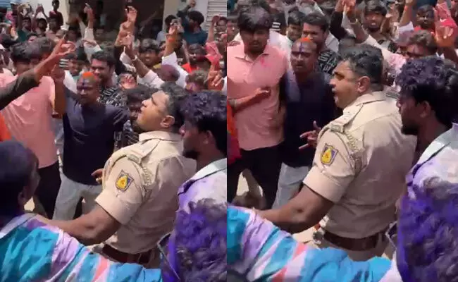 ರಾಯಚೂರು | ಪೊಲೀಸರಿಂದಲೇ ಡಿಜೆ ಬ್ಯಾನ್ ಆದೇಶ ಉಲ್ಲಂಘನೆ : ಡಿಜೆ ಹಾಡಿಗೆ ಕುಣಿದ ಪಿಎಸ್ಐ ; ವೀಡಿಯೊ ವೈರಲ್ ರಾಯಚೂರು | ಪೊಲೀಸರಿಂದಲೇ ಡಿಜೆ ಬ್ಯಾನ್ ಆದೇಶ ಉಲ್ಲಂಘನೆ : ಡಿಜೆ ಹಾಡಿಗೆ ಕುಣಿದ ಪಿಎಸ್ಐ ; ವೀಡಿಯೊ ವೈರಲ್