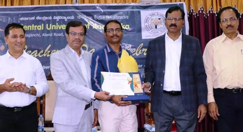 ಕಲಬುರಗಿ | ರಾಷ್ಟ್ರ ಮಟ್ಟದ ಶ್ರೇಯಾಂಕದಲ್ಲಿ ಸಿಯುಕೆಯ ಸಾಧನೆ: ಪ್ರೊ.ಬಟ್ಟು ಸತ್ಯನಾರಾಯಣ ಕಲಬುರಗಿ | ರಾಷ್ಟ್ರ ಮಟ್ಟದ ಶ್ರೇಯಾಂಕದಲ್ಲಿ ಸಿಯುಕೆಯ ಸಾಧನೆ: ಪ್ರೊ.ಬಟ್ಟು ಸತ್ಯನಾರಾಯಣ