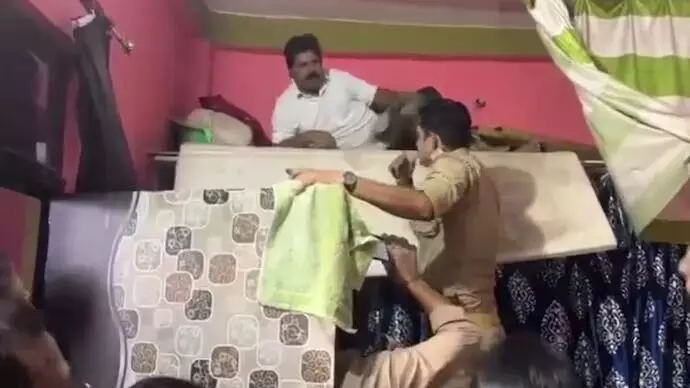 ಉತ್ತರ ಪ್ರದೇಶ | ಪೊಲೀಸರ ಶೋಧದ ವೇಳೆ ಹಾಸಿಗೆಯಡಿ ಅವಿತುಕೊಂಡಿದ್ದ ಎಸ್‌ಪಿ ನಾಯಕ : ವೀಡಿಯೊ ವೈರಲ್