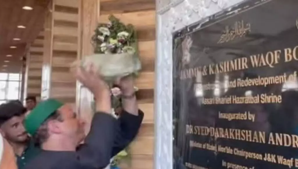 ಶ್ರೀನಗರ | ದರ್ಗಾ ಆವರಣದಲ್ಲಿ ಅಶೋಕ ಲಾಂಛನವಿದ್ದ ಫಲಕ ಒಡೆದ ಗುಂಪು!