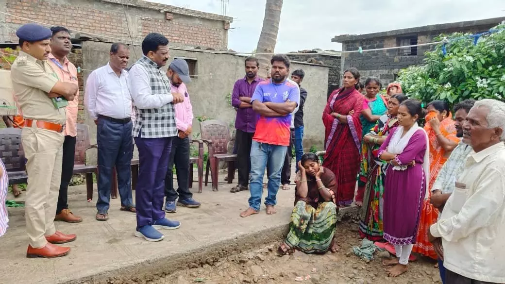 ಬೀದರ್ | ಶಾಲಾ ಬಸ್ ಹರಿದು ಮೃತ ಬಾಲಕಿಯ ನಿವಾಸಕ್ಕೆ ಮಕ್ಕಳ ಹಕ್ಕುಗಳ ರಕ್ಷಣಾ ಆಯೋಗದ ಸದಸ್ಯ ಶಶಿಧರ್ ಭೇಟಿ ಬೀದರ್ | ಶಾಲಾ ಬಸ್ ಹರಿದು ಮೃತ ಬಾಲಕಿಯ ನಿವಾಸಕ್ಕೆ ಮಕ್ಕಳ ಹಕ್ಕುಗಳ ರಕ್ಷಣಾ ಆಯೋಗದ ಸದಸ್ಯ ಶಶಿಧರ್ ಭೇಟಿ