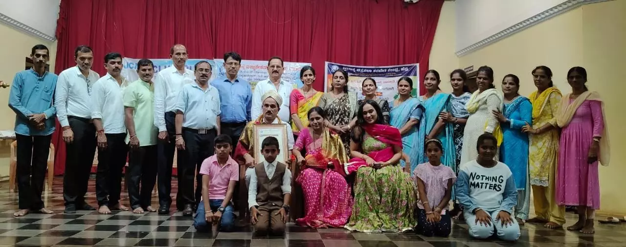 ಸಮಾಜಮುಖಿ ಶಿಕ್ಷಕರನ್ನು ಗುರುತಿಸುವ ಚಾಣಕ್ಯ ಸಂಸ್ಥೆಯ ಕಾಳಜಿ ಶ್ಲಾಘನೀಯ - ತಹಶೀಲ್ದಾರ್ ಎಸ್. ಎ. ಪ್ರಸಾದ್ ಸಮಾಜಮುಖಿ ಶಿಕ್ಷಕರನ್ನು ಗುರುತಿಸುವ ಚಾಣಕ್ಯ ಸಂಸ್ಥೆಯ ಕಾಳಜಿ ಶ್ಲಾಘನೀಯ - ತಹಶೀಲ್ದಾರ್ ಎಸ್. ಎ. ಪ್ರಸಾದ್