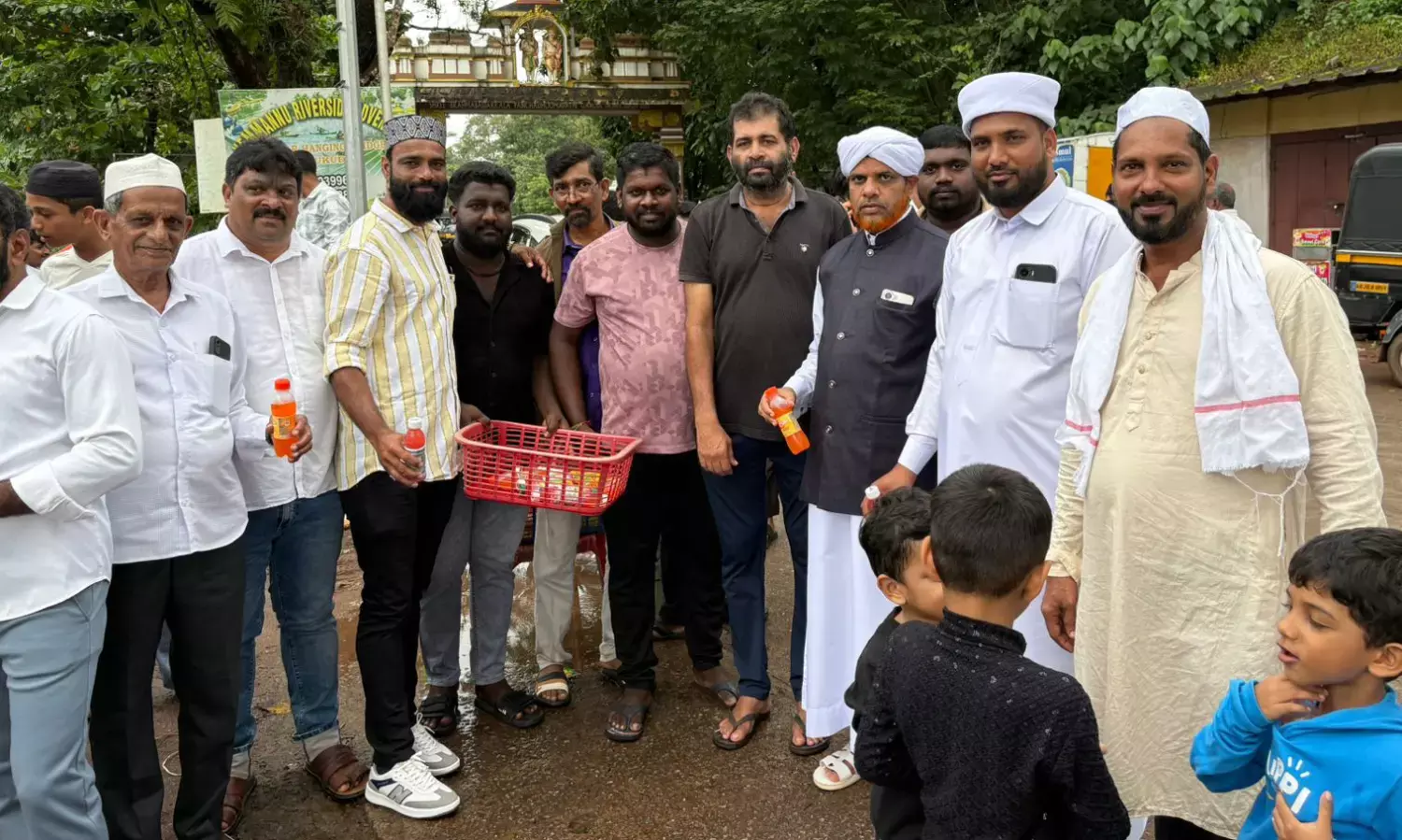 ನೇಜಾರು| ಮೀಲಾದ್ ಜಾಥಾ: ಸ್ಥಳೀಯರಿಂದ ಸಿಹಿ ತಿಂಡಿ ವಿತರಣೆ; ಮಸೀದಿ ವತಿಯಿಂದ ಸ್ಮರಣಿಕೆ