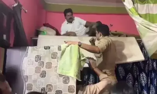 ಉತ್ತರ ಪ್ರದೇಶ | ಪೊಲೀಸರ ಶೋಧದ ವೇಳೆ ಹಾಸಿಗೆಯಡಿ ಅವಿತುಕೊಂಡಿದ್ದ ಎಸ್‌ಪಿ ನಾಯಕ : ವೀಡಿಯೊ ವೈರಲ್