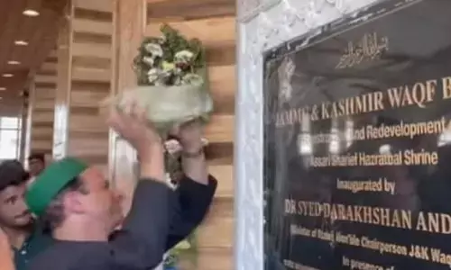 ಶ್ರೀನಗರ | ದರ್ಗಾ ಆವರಣದಲ್ಲಿ ಅಶೋಕ ಲಾಂಛನವಿದ್ದ ಫಲಕ ಒಡೆದ ಗುಂಪು!