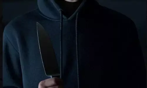 ಶಾಲೆಯ ಹೊರಗೆ ಇರಿತ: ಎದೆಗೆ ಇರಿದಿದ್ದ ಚಾಕುವಿನೊಂದಿಗೆ ಪೊಲೀಸ್ ಠಾಣೆಗೆ ತಲುಪಿದ ವಿದ್ಯಾರ್ಥಿ!