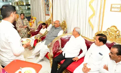 ಕಲಬುರಗಿ| ಡಾ.ಶರಣಬಸವಪ್ಪ ಅಪ್ಪ ಲಿಂಗೈಕ್ಯ ; ಮಲ್ಲಿಕಾರ್ಜುನ ಖರ್ಗೆ ಸಾಂತ್ವನ