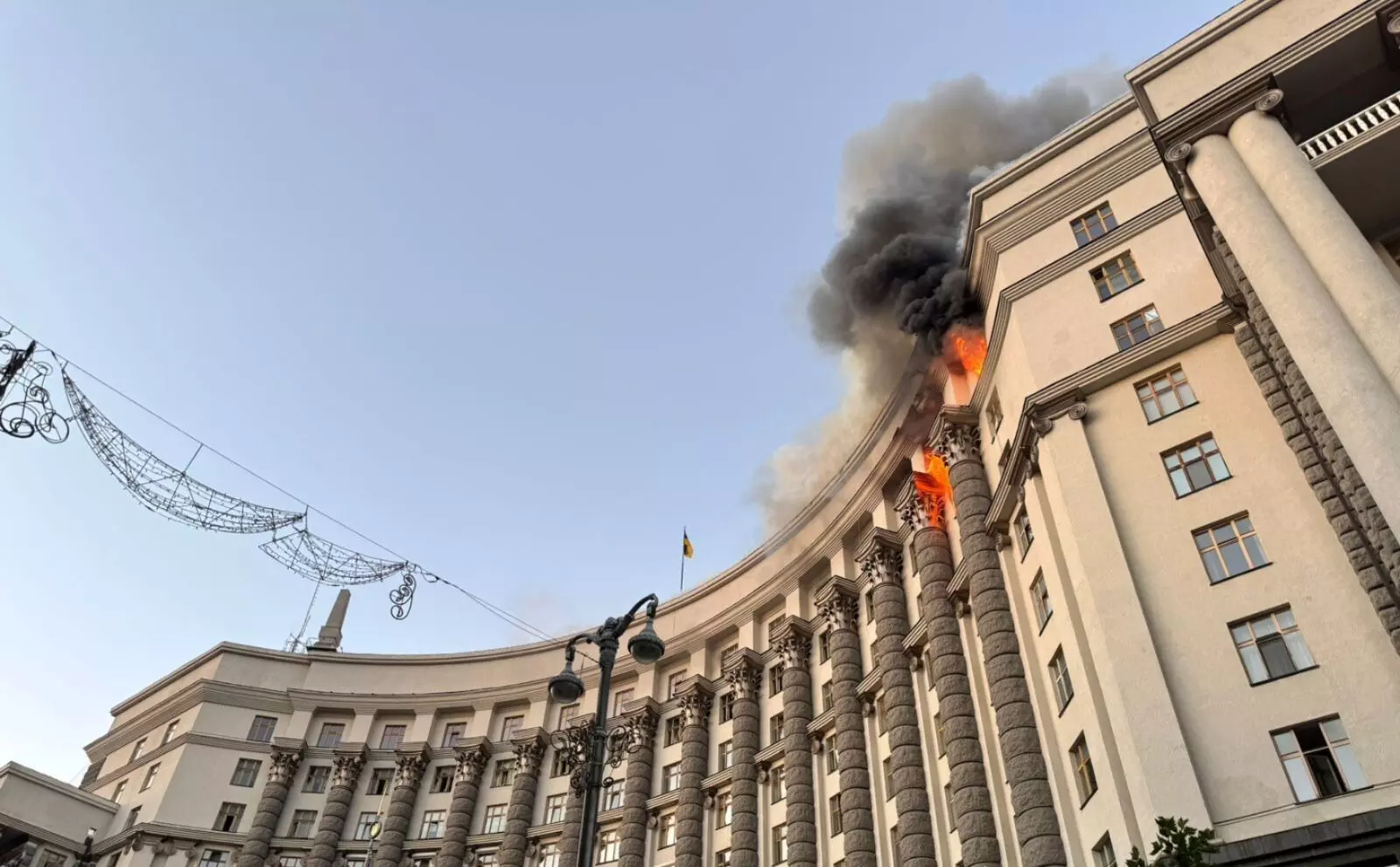 ರಷ್ಯಾ ದಾಳಿಗೆ ಉಕ್ರೇನ್‌ ರಾಜಧಾನಿ ಕೀವ್‌ನಲ್ಲಿನ ಆಡಳಿತ ಕಟ್ಟಡಕ್ಕೆ ಹಾನಿ