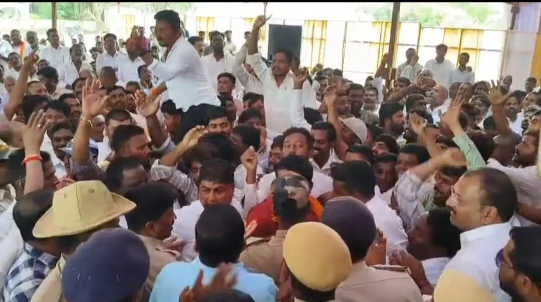 ಯಾದಗಿರಿ | ಗುರುಮಠಕಲ್ ಪ್ರಜಾಸೌಧ ಅಡಿಗಲ್ಲು ಸಮಾರಂಭದಲ್ಲಿ ಜೆಡಿಎಸ್–ಕಾಂಗ್ರೆಸ್ ಕಾರ್ಯಕರ್ತರ ನಡುವೆ ಘರ್ಷಣೆ ಯಾದಗಿರಿ | ಗುರುಮಠಕಲ್ ಪ್ರಜಾಸೌಧ ಅಡಿಗಲ್ಲು ಸಮಾರಂಭದಲ್ಲಿ ಜೆಡಿಎಸ್–ಕಾಂಗ್ರೆಸ್ ಕಾರ್ಯಕರ್ತರ ನಡುವೆ ಘರ್ಷಣೆ