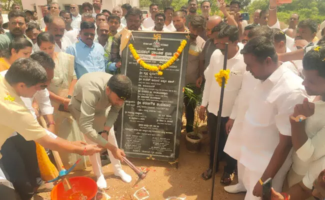 ಗುರುಮಠಕಲ್ ಪಟ್ಟಣದಲ್ಲಿ ತಾಲೂಕು ಪ್ರಜಾಸೌಧ ಅಡಿಗಲ್ಲು ಕಾರ್ಯಕ್ರಮಕ್ಕೆ ಶಾಸಕ ಶರಣಗೌಡ ಕಂದಕೂರ ಚಾಲನೆ ಗುರುಮಠಕಲ್ ಪಟ್ಟಣದಲ್ಲಿ ತಾಲೂಕು ಪ್ರಜಾಸೌಧ ಅಡಿಗಲ್ಲು ಕಾರ್ಯಕ್ರಮಕ್ಕೆ ಶಾಸಕ ಶರಣಗೌಡ ಕಂದಕೂರ ಚಾಲನೆ