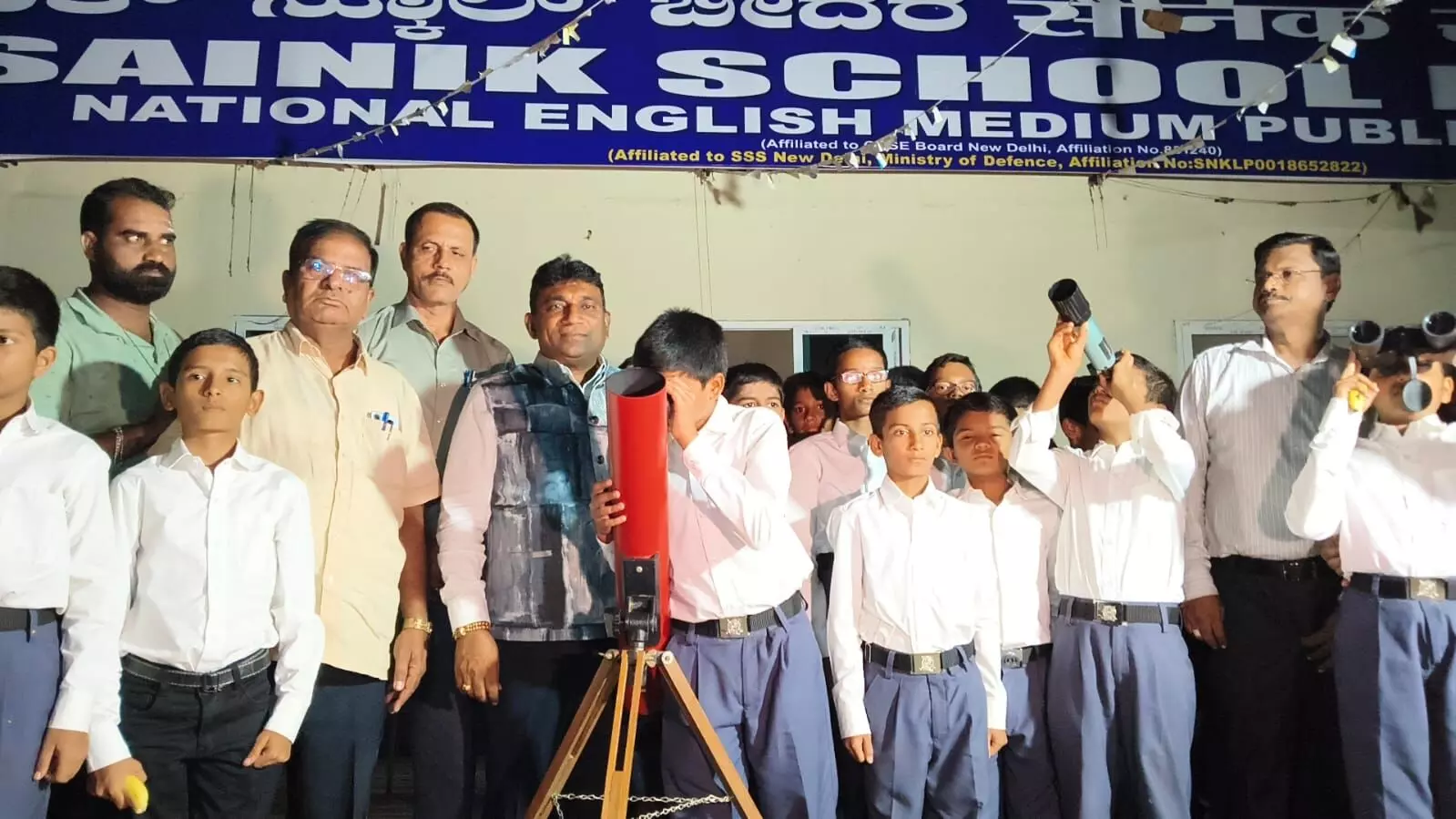 ಬೀದರ್ | ಸೈನಿಕ ಶಾಲೆಯ ವಿದ್ಯಾರ್ಥಿಗಳಿಂದ ಗ್ರಹಣ ವೀಕ್ಷಣೆ ಬೀದರ್ | ಸೈನಿಕ ಶಾಲೆಯ ವಿದ್ಯಾರ್ಥಿಗಳಿಂದ ಗ್ರಹಣ ವೀಕ್ಷಣೆ