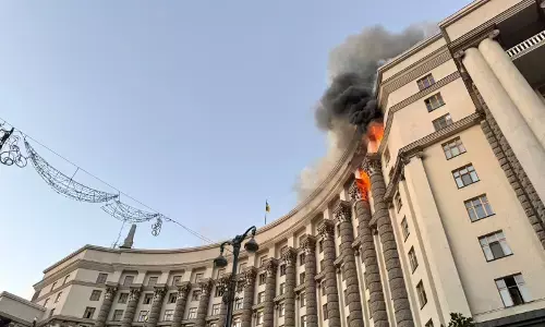 ರಷ್ಯಾ ದಾಳಿಗೆ ಉಕ್ರೇನ್‌ ರಾಜಧಾನಿ ಕೀವ್‌ನಲ್ಲಿನ ಆಡಳಿತ ಕಟ್ಟಡಕ್ಕೆ ಹಾನಿ