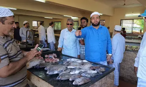 ಭಟ್ಕಳ: ಹೈಟೆಕ್ ಮಾರುಕಟ್ಟೆ ಬಗ್ಗೆ ಮೆಚ್ಚುಗೆ ವ್ಯಕ್ತಪಡಿಸಿದ ಅನಿವಾಸಿ ಉದ್ಯಮಿ ಅತೀಕುರ್ರಹ್ಮಾನ್ ಮುನೀರಿ