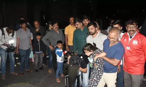 PHOTOS | ಬೆಂಗಳೂರಿನ ಜವಾಹರಲಾಲ್ ನೆಹರು ತಾರಾಲಯದಲ್ಲಿ ಚಂದ್ರಗ್ರಹಣ ವೀಕ್ಷಿಸುತ್ತಿರುವ ಜನರು