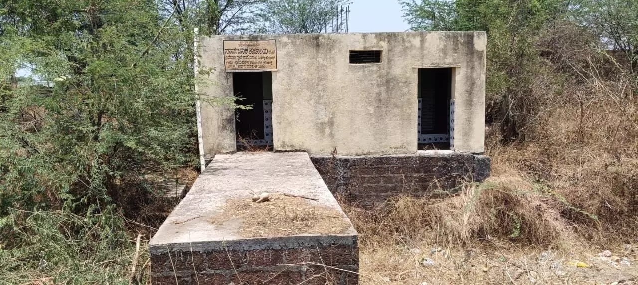 ಸಾರ್ವಜನಿಕ ಶೌಚಾಲಯಕ್ಕೆ ದಾರಿ, ನೀರಿನ ವ್ಯವಸ್ಥೆ ಕಲ್ಪಿಸದ ಅಧಿಕಾರಿಗಳು: ಆರೋಪ