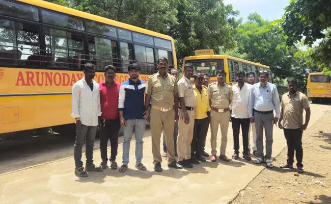 ಔರಾದ್ | ಅನಧಿಕೃತವಾಗಿರುವ ಓಡಿಸುತ್ತಿರುವ ಶಾಲಾ ವಾಹನಗಳನ್ನು ವಶಕ್ಕೆ ಪಡೆದ ಆರ್‌ಟಿಒ ಅಧಿಕಾರಿಗಳು