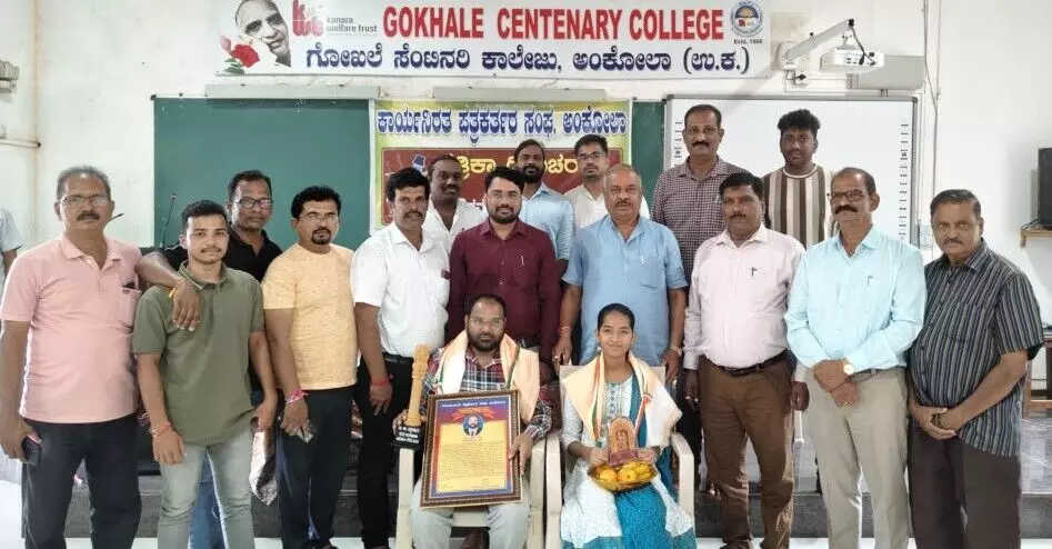 ಅಂಕೋಲಾ: ವಾರ್ತಾಭಾರತಿಯ ಹಿರಿಯ ಪತ್ರಕರ್ತ ಎಂ.ಆರ್. ಮಾನ್ವಿಗೆ ಬಾರ್ಡೋಲಿ ಗೌರವ ಪ್ರಶಸ್ತಿ ಪ್ರದಾನ